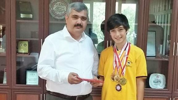 Pendik Orhangazi Ortaokulu´ndan öğrencimiz Yunus Emre Öztürk Yüksek Atlama alanında Türkiye 2. si oldu.
