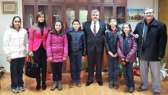 Pendik Mehmet Akif Ersoy Ortaokulu öğrencilerinden "15 Temmuz´un Küçük Tanıkları" kitaplarını takdim ettiler.
