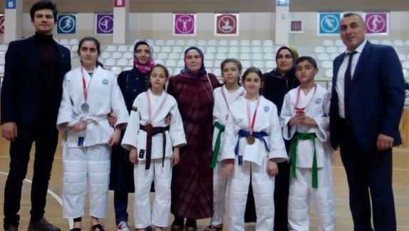 İstanbul Okul Sporları Şehit Ömer Halisdemir Sezonu Minikler Judo Branşında Büyük Başarı