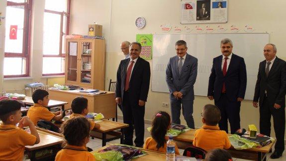 Pendik Kaymakamımız, Belediye Başkanımız ve İlçe Milli Eğitim Müdürümüz Osmangazi İlkokulunda Birinci Sınıf Öğrencilerini Ziyaret etti.