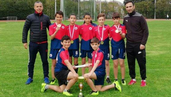 Sezai Karakoç İmam Hatip Ortaokulu Atletizmde İstanbul Birincisi