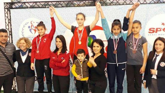 Öğrencimiz Aslıhan Rabia Demir Okul Sporları Yıldızlar (48 Kg) Türkiye Halter Şampiyonu