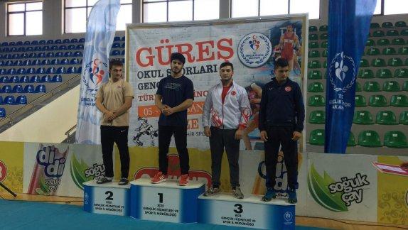 Öğrencimiz Ömer Ağtaş Okul Sporları Güreş Gençler´de  Türkiye Şampiyonu