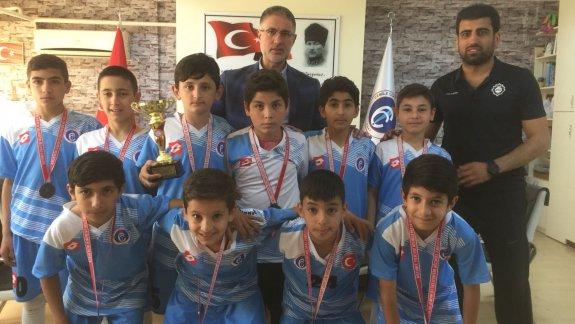 Cemile Çopuroğlu Ortaokulu Futsal Takımı İstanbul Dördüncüsü