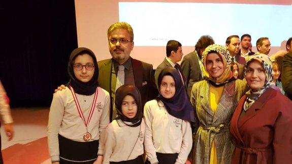 Hala Sultan İmam Hatip Ortaokulu Öğrencimiz Rümeysa Akcan Ortaokullar arası Beyit Ezberleme Yarışmasında İstanbul Üçüncüsü