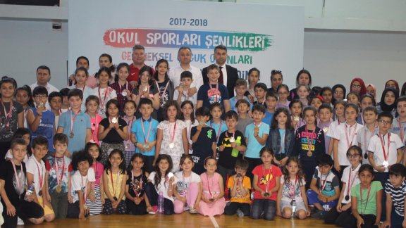  Okul Sporları Şenlikleri Geleneksel Çocuk Oyunları Ödül Töreni Yapıldı.