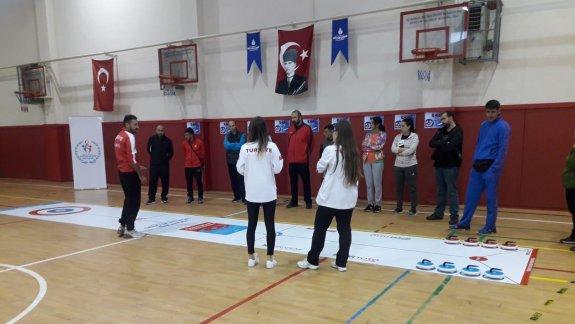 İlçemizde Görev Yapan Beden Eğitimi Öğretmenlerimize  Floor Curling Sporunun Tanıtımı Yapıldı.