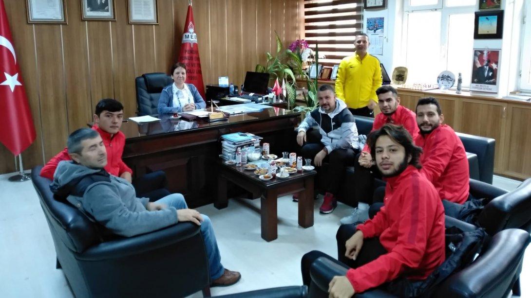 Pendikspor Okullarda projesi kasamında Pendiksporlu Futbolcular Yunus Emre Mesleki ve Teknik Anadolu Lisesini ziyaret etti.