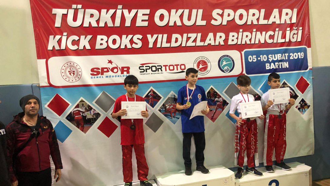 Öğrencimiz Tolgay Çağlayan Türkiye Okul Sporları Kick Boks Yıldızlar müsabakalarında Türkiye İkincisi