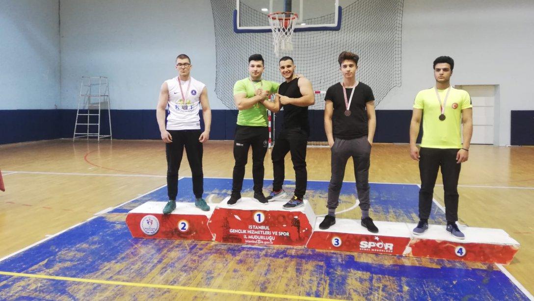 Öğrencimiz Ali Karaçete Okul Sporları Bilek Güreşi Gençler müsabakalarında İstanbul Birincisi