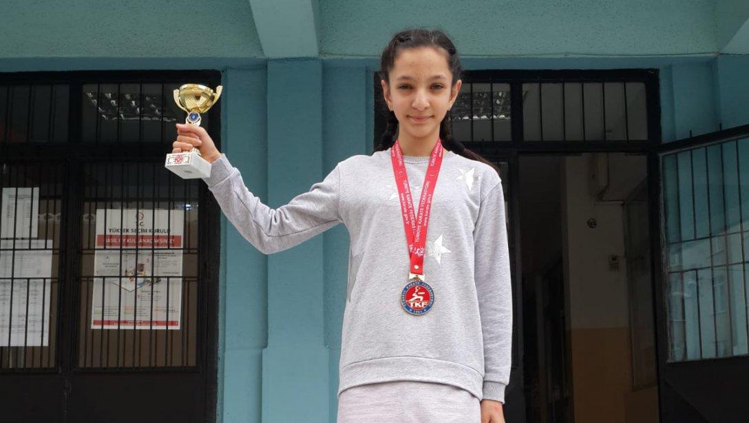 Öğrencimiz Zümrasu Sarıkaya Türkiye Kyokushin Karate Şampiyonasında Türkiye Birincisi