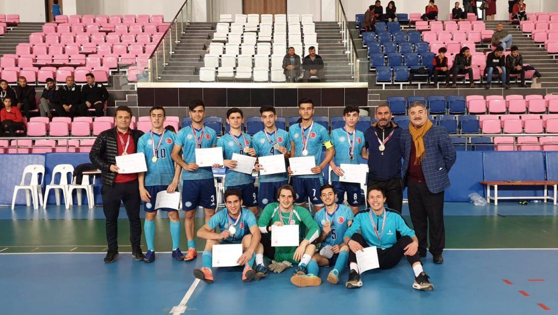 Pendik İTO Mesleki ve Teknik Anadolu Lisesi Futsal Takımı Türkiye Finallerine Katılmaya Hak Kazandı.