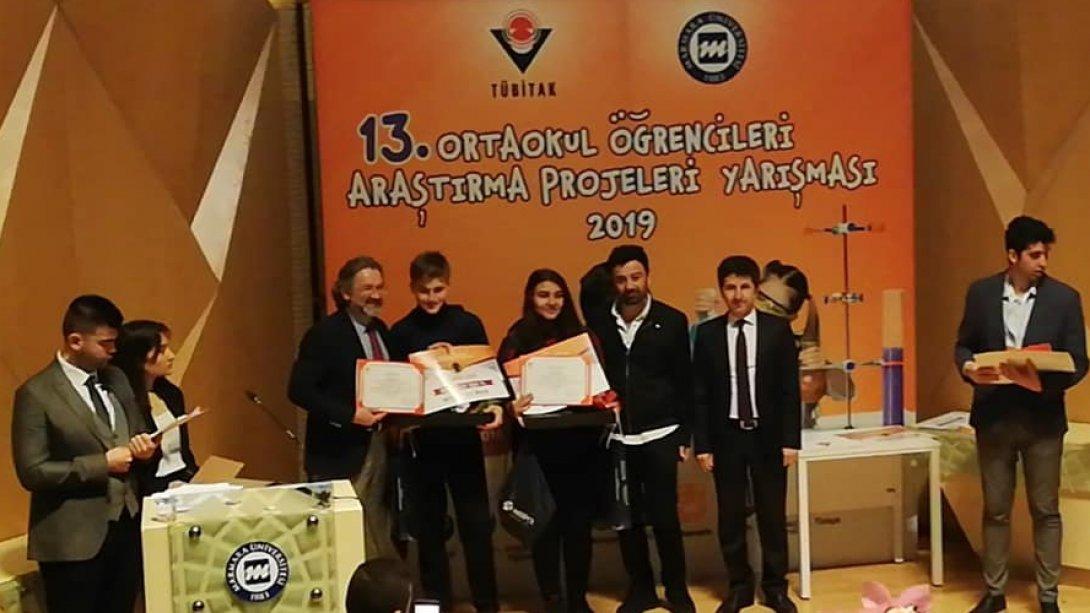 Öğrencilerimiz Senem Nehir Arı ve Kerem Dağarcıkoğlu TÜBİTAK 13. Ortaokul Öğrencileri Araştırma Projeleri Yarışması İstanbul Asya Bölge Finalin Kazanarak Türkiye Finallerine Katılmaya Hak Kazandı.