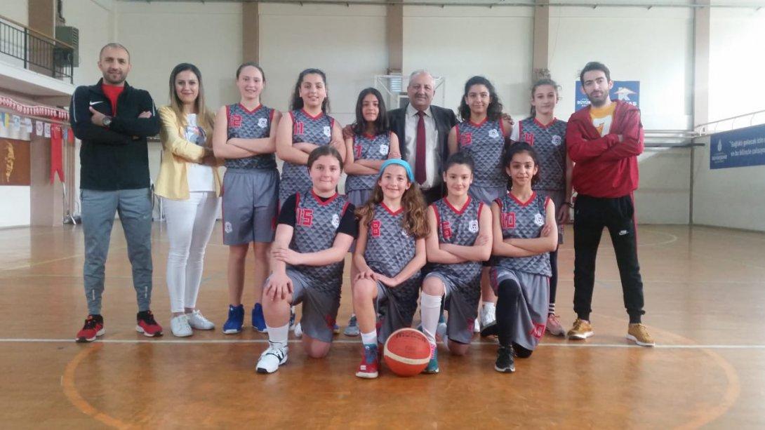 İlçemiz Ortaokullar Arası Düzenlenen Küçük Kızlar Basketbol Turnuvasında Necip Fazıl Kısakürek Ortaokulu Pendik Birincisi Oldu.