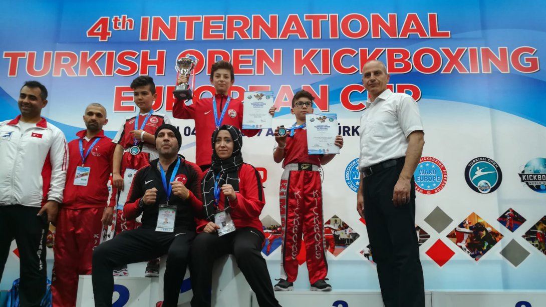 Öğrencimiz Talha Kesici 4.Uluslararası Açık Kick Boks Avrupa Kupasında Yıldızlar Kategorisinde Şampiyon Oldu.