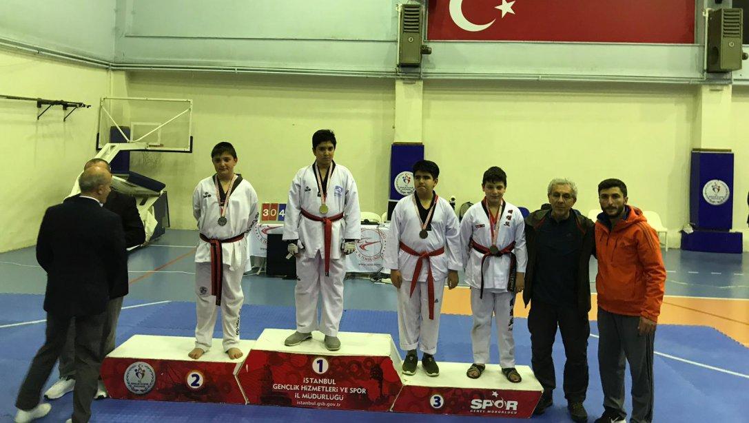 Öğrencimiz Hamza Koç 23 Nisan Ulusal Egemenlik Çocuk Bayramı Minikler İstanbul Taekwondo Şampiyonasında Anadolu Yakasında Birinci Oldu.