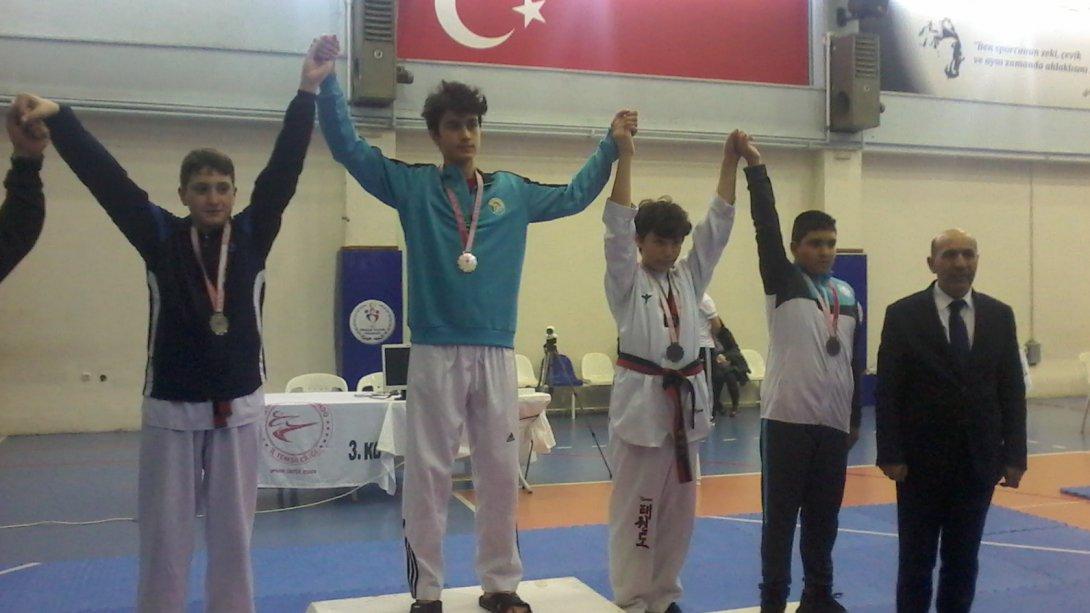 Öğrencimiz Hamza Koç 23 Nisan Ulusal Egemenlik Çocuk Bayramı Minikler İstanbul Taekwondo Şampiyonasında Finalde İstanbul Üçüncüsü Oldu.