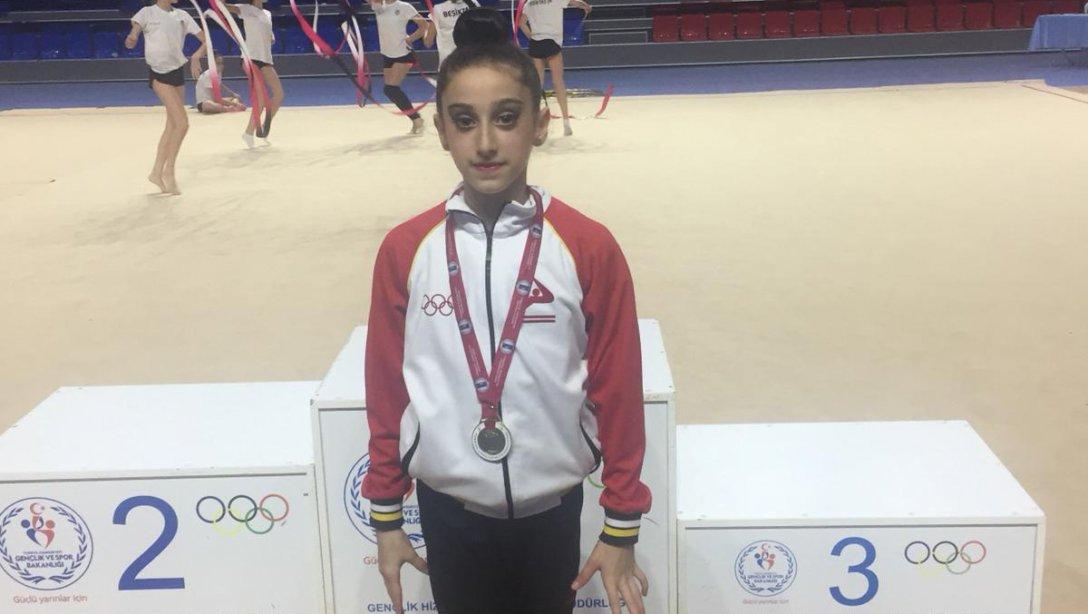 Öğrencimiz Hatice Gökçe Emir Ritmik Cimnastik Yıldızlar Kulüplerarası 2. Etap Türkiye Şampiyonasında Türkiye Birincisi Oldu.