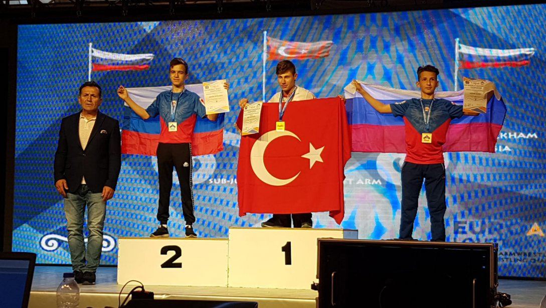 Milli Öğrencimiz Ümit Can Kaya EuroArm 2019 Avrupa Bilek Güreşi Şampiyonasında 45 kg'de Sağ ve Sol Kolda Avrupa Şampiyonu oldu. 
