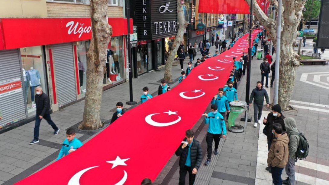 Koca Yusuf Anadolu İmam Hatip Lisesi'nden 98 metrelik Türk Bayrağı