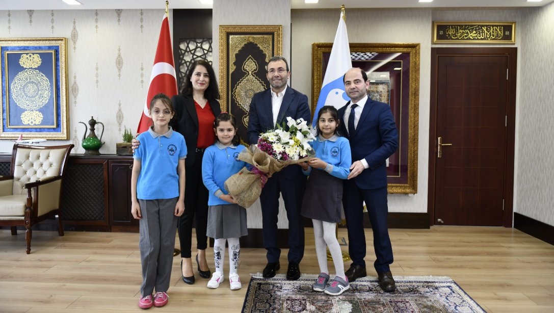 Gülizar Zeki Obdan İlkokulu Öğrencileri Pendik Belediye Başkanlık makamını devraldı.
