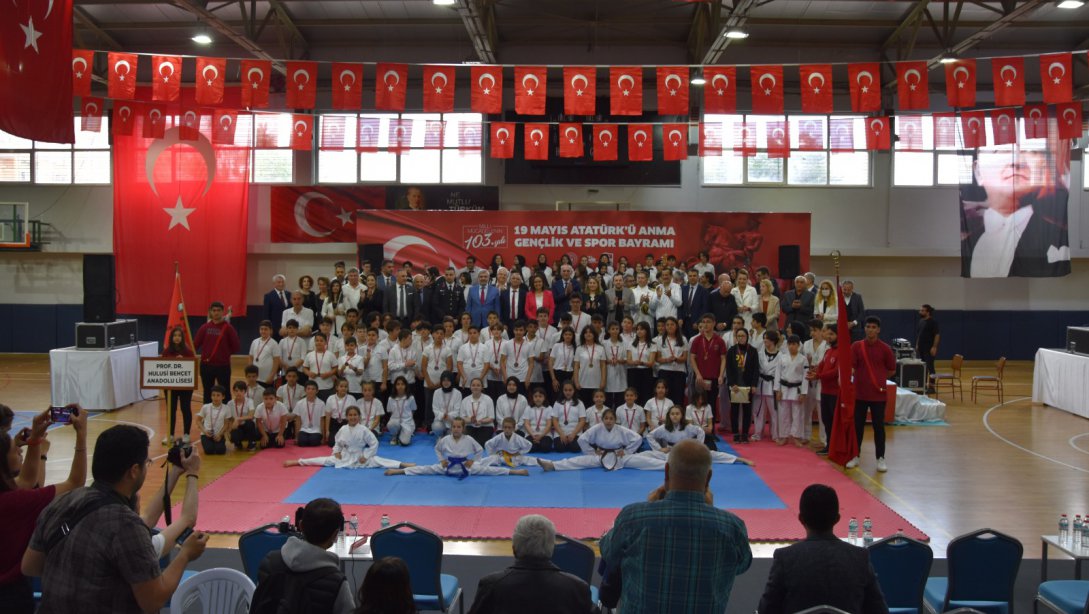 19 Mayıs Atatürk'ü Anma, Gençlik ve Spor Bayramı Kutlama Programı Kurtköy Spor Salonunda Gerçekleşti.
