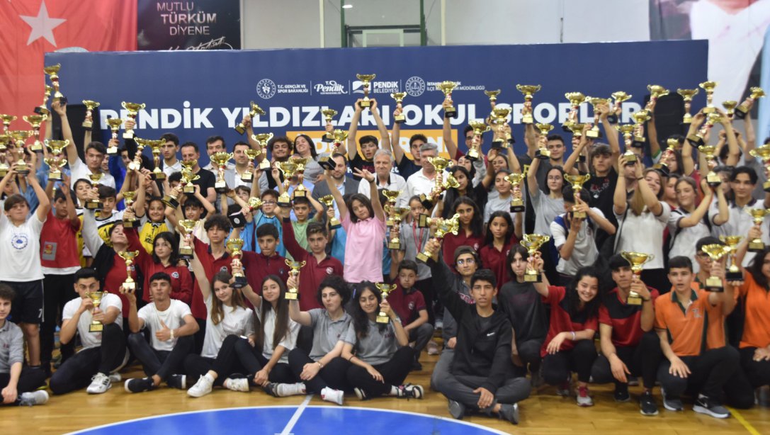 Okul Sporları Turnuvalarında Başarılı Olarak Dereceye Giren Okul Takımlarına Törenle Ödülleri Verildi.