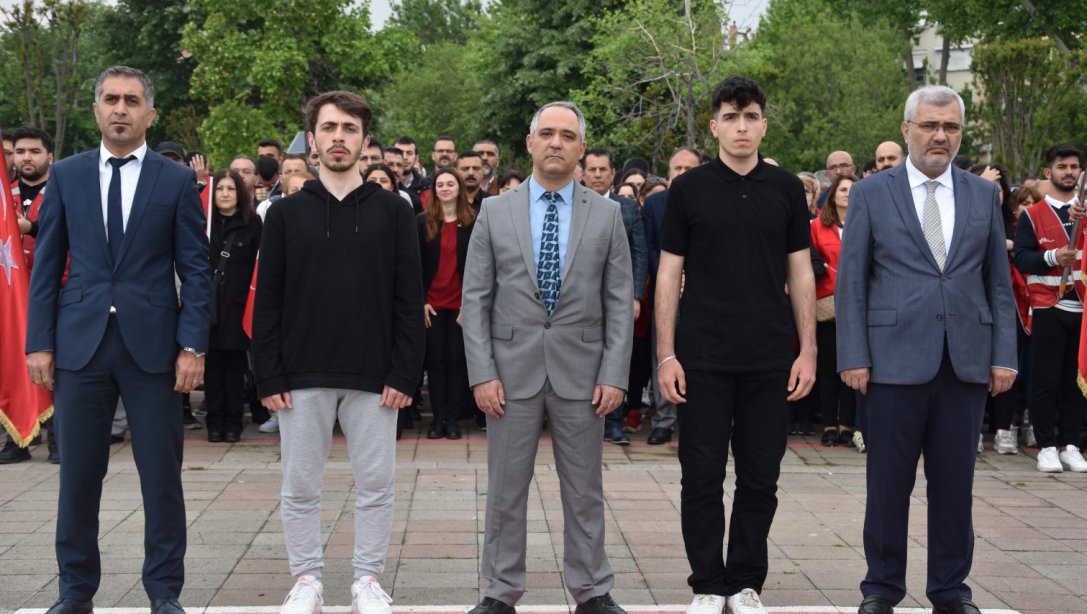 19 Mayıs Atatürk'ü Anma, Gençlik ve Spor Bayramı Atatürk Anıtı'na Çelenk Sunulması ile Başladı.