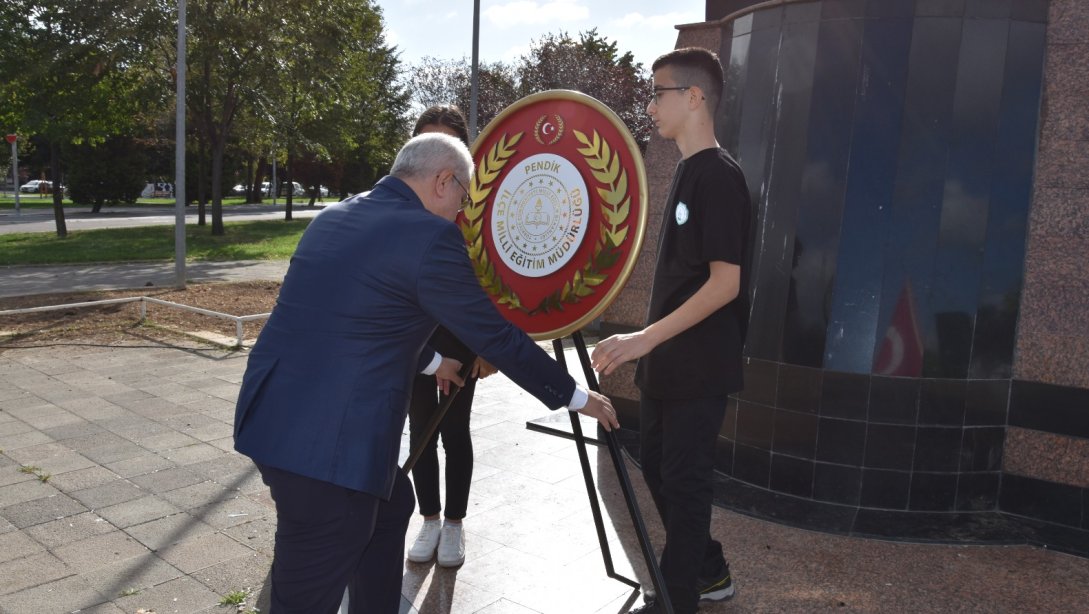 İlköğretim Haftası Atatürk Anıtı'na Çelenk Sunulması ile Başladı.