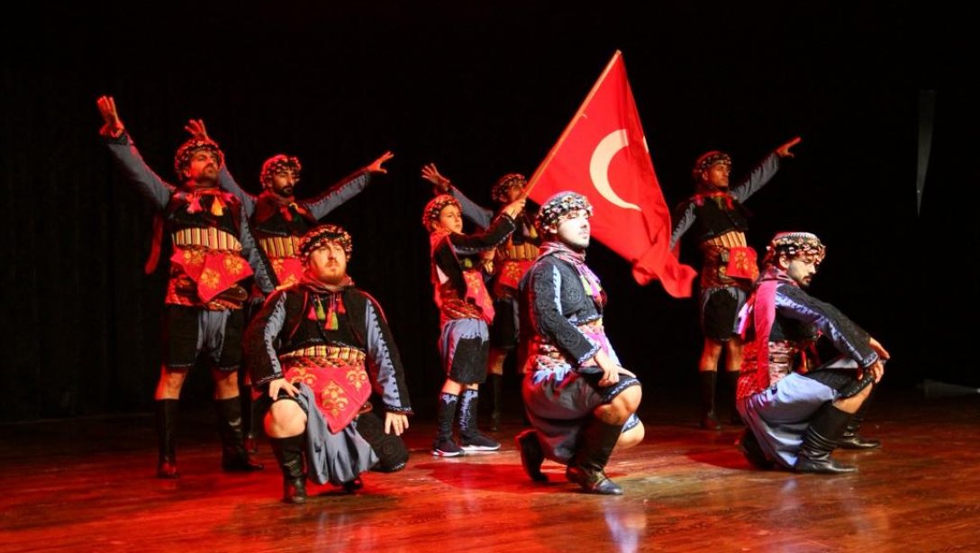 Cumhuriyet Bayramı Halk Oyunları Gösterisi Atatürk Kültür Merkezinde Gerçekleşti.
