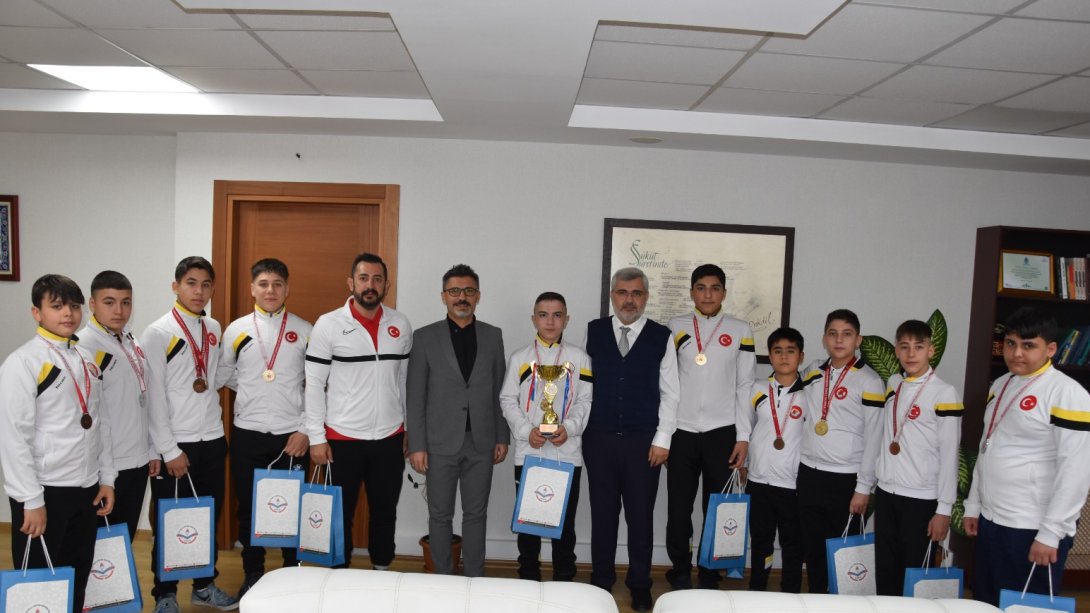 Fatih Sultan Mehmet Ortaokulu Güreş takımımız Okul Sporları Yıldızlar Erkek Grokoromen Güreş İstanbul İl Birincisi oldu.