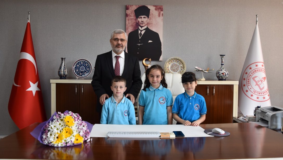 Ahmet Kutsi Tecer İlkokulu öğrencileri Pendik İlçe Milli Eğitim Müdürlüğü makamını devraldı.