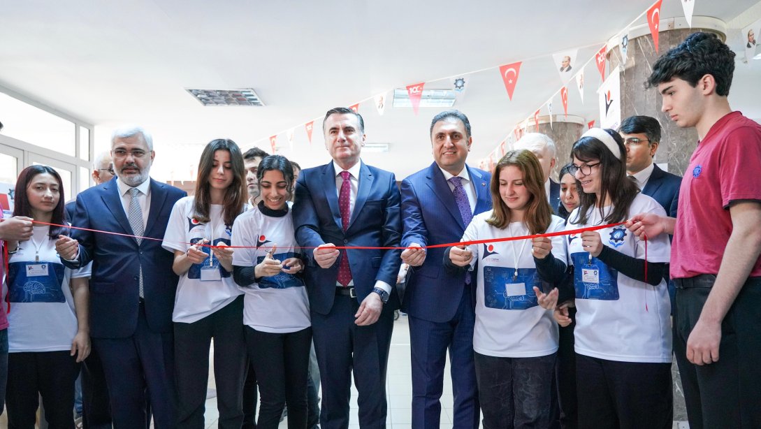 Pendik Borsa İstanbul Mesleki ve Teknik Anadolu Lisesi Tübitak 4006 Bilim Fuarı Açılışı gerçekleşti.