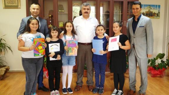 İstanbulun Çocuk Yazarları Projesini Gerçekleştiren 75. Yıl Mesut Yılmaz İlkokulu  Öğrencilerinin Kitap Takdimi