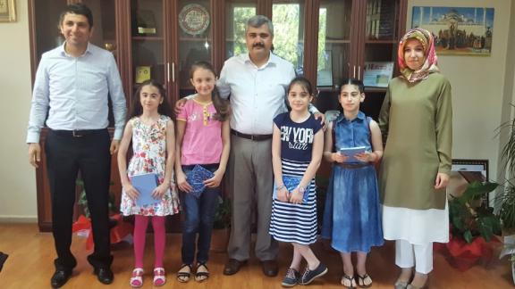 İstanbulun Çocuk Yazarları projesini gerçekleştiren Esenyalı Turgut Reis İlkokulu öğrencilerinin kitap taktimi