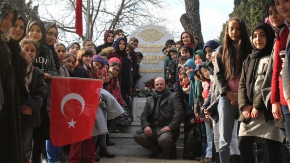 Selçuk Eraydın İHO öğretmen ve öğrencilerimiz Mehmet Âkif Ersoyu vefatının 80. yıl dönümünde kabri başında yâd etti.
