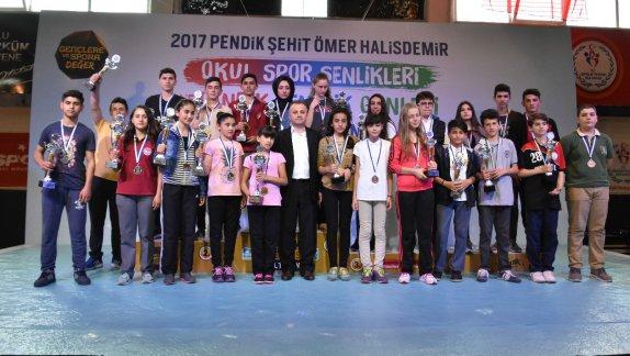 Pendik Şehit Ömer Halisdemir Okul Spor Şenlikleri ve Pendik Gençlik Günleri Ödül Töreni Yapıldı.