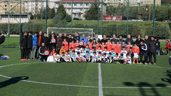 İlçemiz Ortaokullları Arası Düzenlenen Pendikspor Futbol Turnuvası Şenliği Sona Erdi.