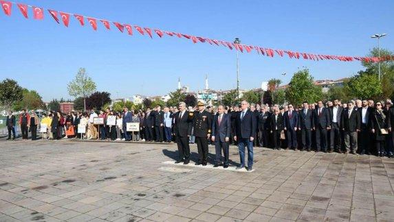 23 Nisan Ulusal Egemenlik ve Çocuk Bayramı Atatürk Anıtına Çelenk Sunulması ile Başladı.