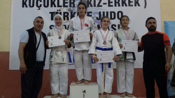 Öğrencimiz Zehra Türker Karaman´da yapılan Okul Sporları Judo Türkiye Finallerinde Türkiye İkincisi