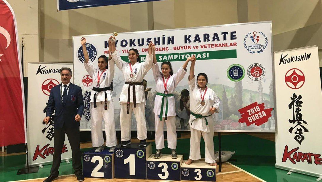 Öğrencimiz Feyzanur Utlu Kyokushin Karate Türkiye Şampiyonasında Yıldızlarda Türkiye Birincisi