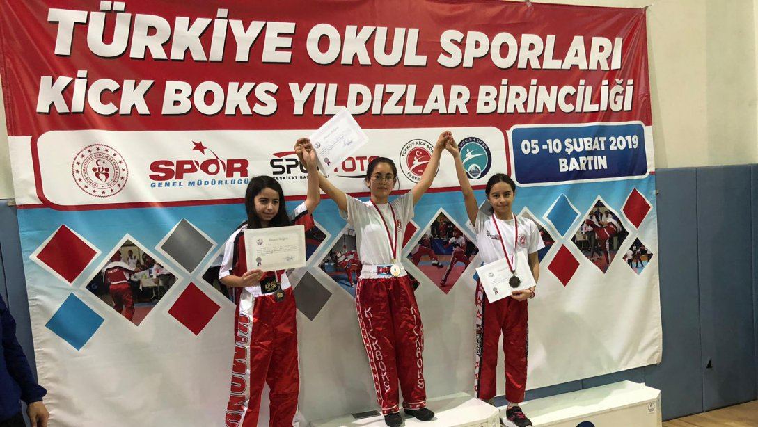 Öğrencimiz Umay Sapçı Türkiye Okul Sporları Kick Boks Yıldızlar müsabakalarında Türkiye Üçüncüsü