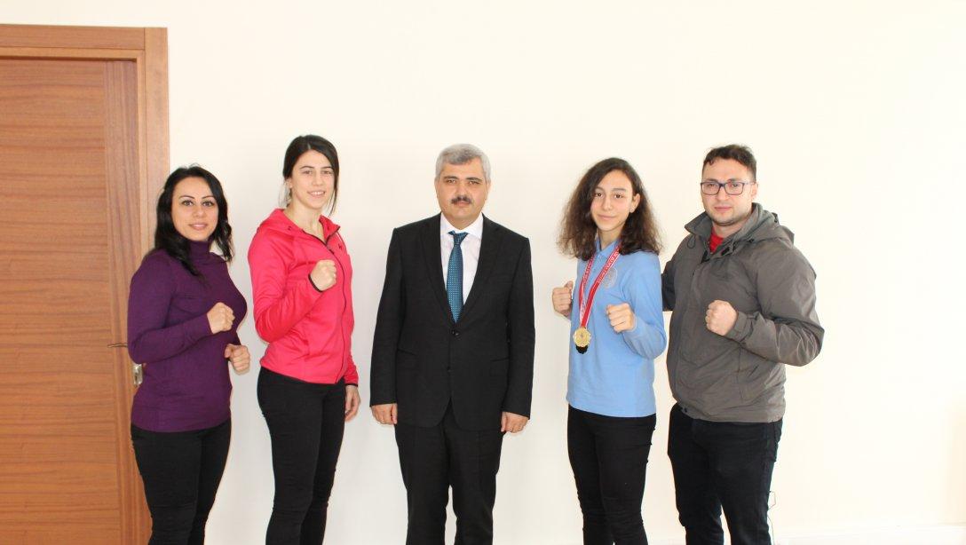 Okul Sporları Kick Boks Müsabakalarında Türkiye Şampiyonu olan Öğrencimiz Yaren Çınar İlçe Milli Eğitim Müdürümüz Sn. Aytekin Yılmaz´ı ziyaret etti.
