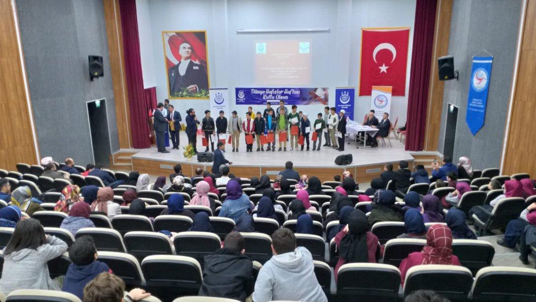 Pendik İmam Hatip Ortaokulları ve Ortaokullar Arası " Amme Cüzü Ezbere Okuma Yarışması " Düzenlendi.