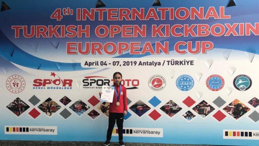 Öğrencimiz Sunanaz Özkol 4.Uluslararası Açık Kick Boks Avrupa Kupasında Minikler Kategorisinde Şampiyon Oldu.