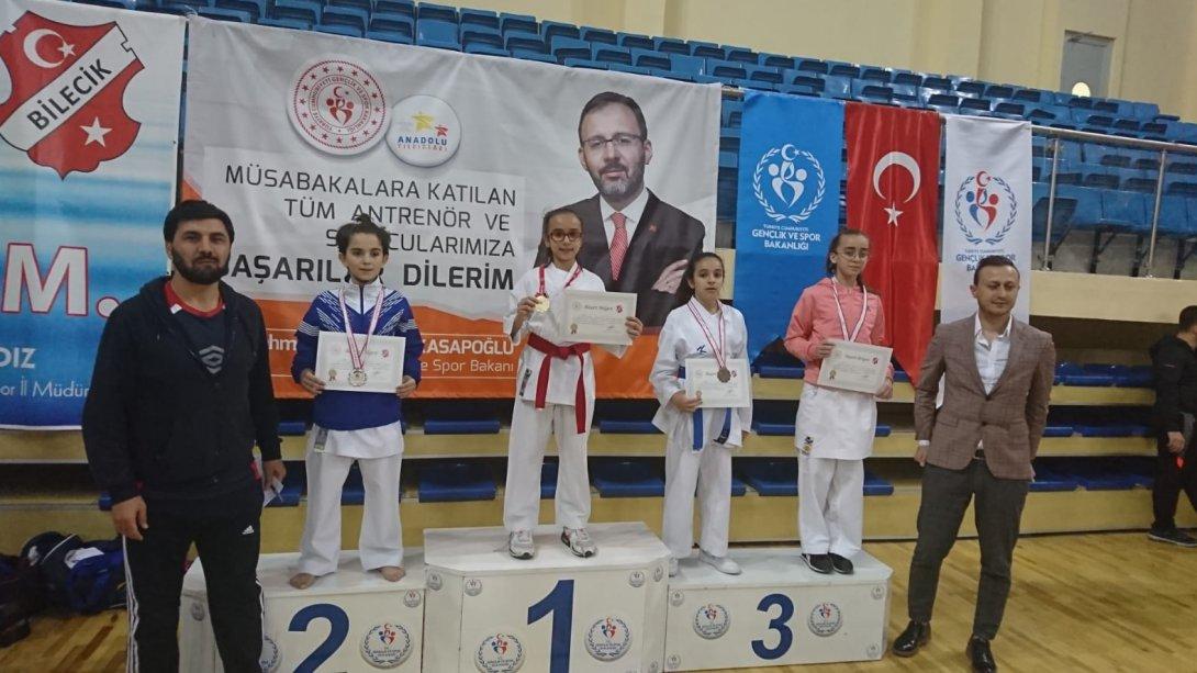 Öğrencimiz Nisanur Ayvacık Okul Sporları Karate Yıldızlar Marmara Bölgesi Grup Yarışmalarında Birinci Oldu.