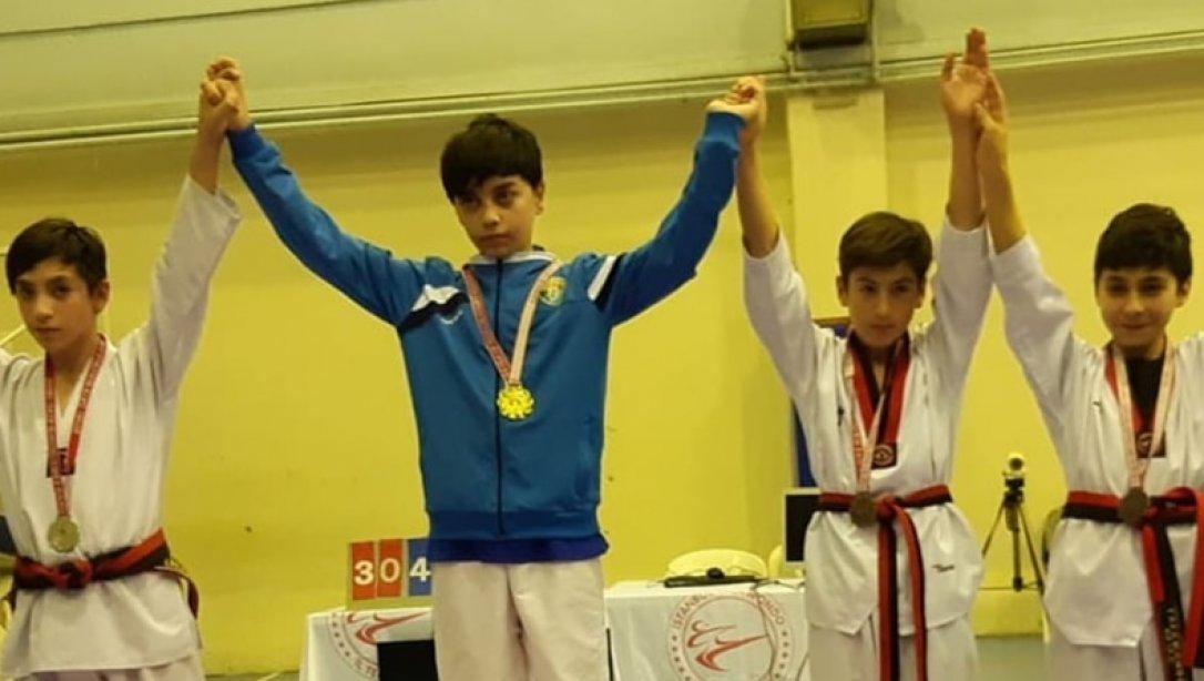 Öğrencimiz Metehan Kar 23 Nisan Ulusal Egemenlik Çocuk Bayramı Minikler İstanbul Taekwondo Şampiyonasında Anadolu Yakasında Birinci Oldu.