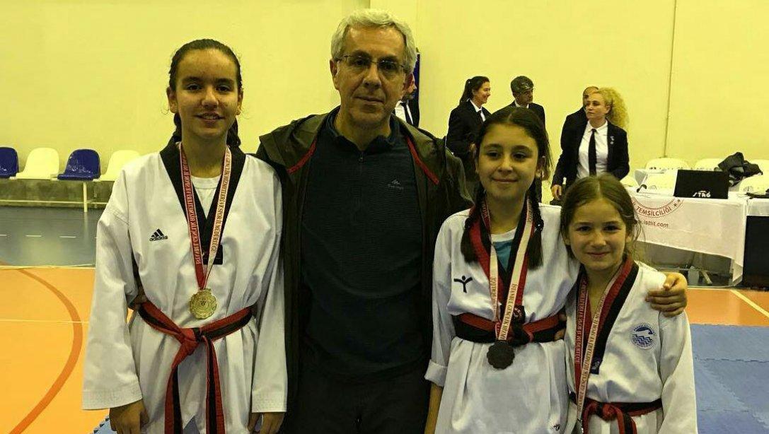 Öğrencimiz Zülal Nehir Yaman 23 Nisan Ulusal Egemenlik Çocuk Bayramı Minikler İstanbul Taekwondo Şampiyonasında Anadolu Yakasında İkinci Oldu.