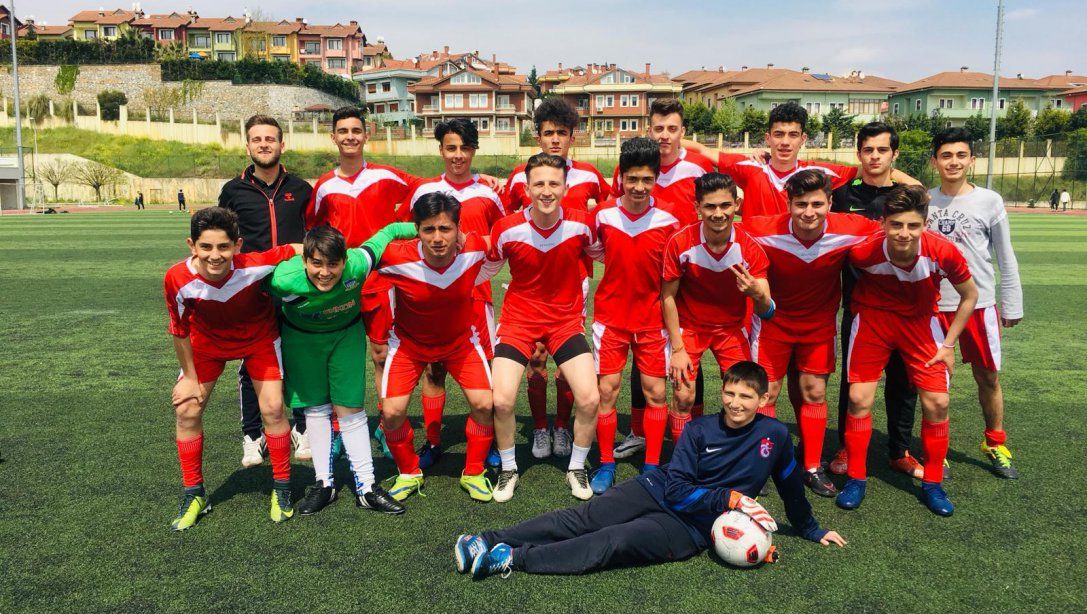 İlçemiz Liseler Arası Düzenlenen Genç Erkekler Futbol Turnuvasında Kaynarca Şevket Sabancı Anadolu Lisesi Pendik Birincisi Oldu.