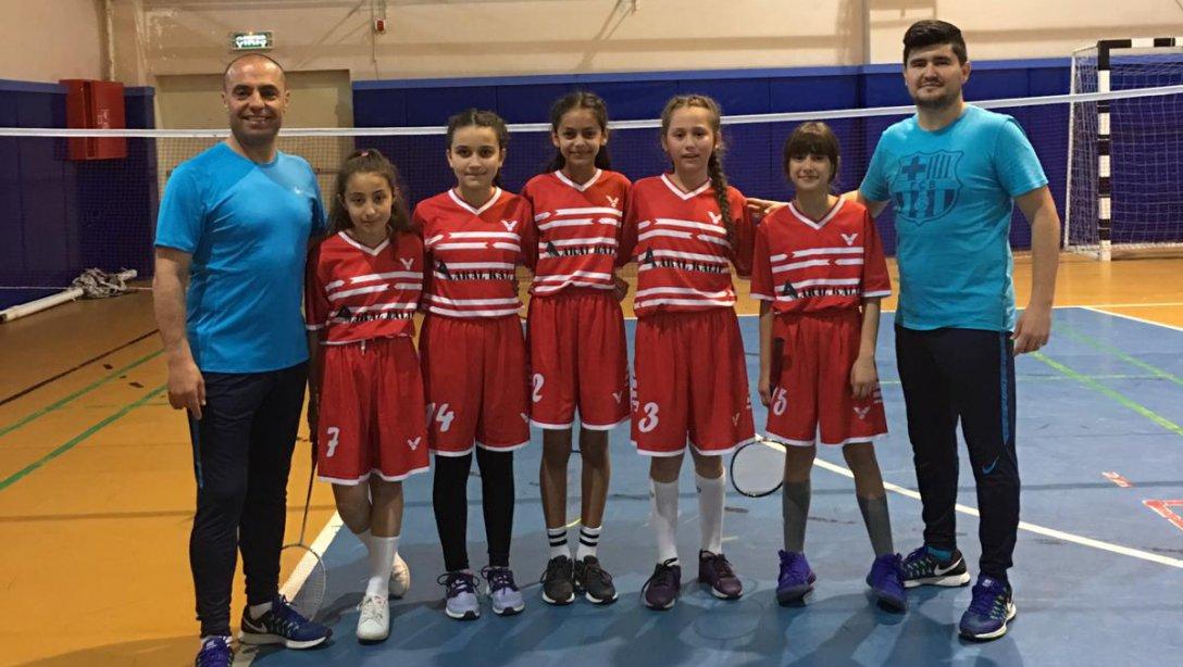 İlçemiz Ortaokullar Arası Düzenlenen Küçük Kızlar Badminton Turnuvasında Fethi Gemuhluoğlu Ortaokulu Pendik Birincisi Oldu. 